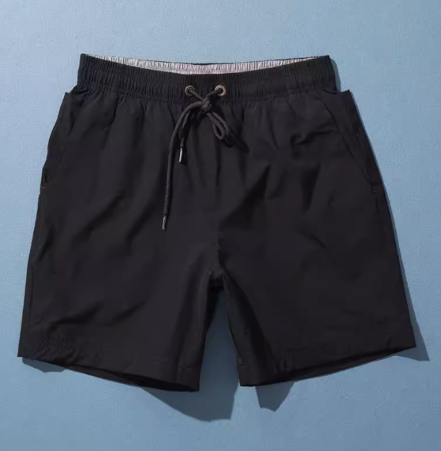 Model curat de pantaloni scurți bărbătești cu legături