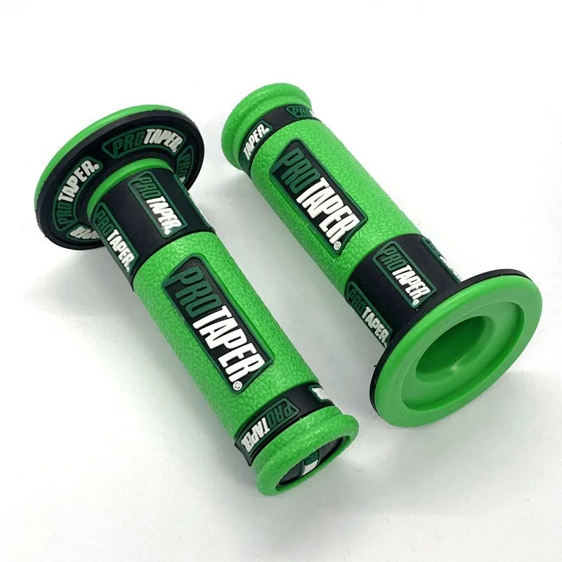 Pāra motocikla stūres moto modifikācijas piederumi 7/8 collu 22 MM universālie rokturi, gumijas apdares stūres pārsegs