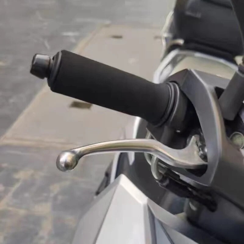 Motocikla roktura pārsegs, sūkļa roktura pārsegs, pārveidots, lai tas būtu neslīdošs, sviedrus absorbējošs, ūdensizturīgs un mīksts