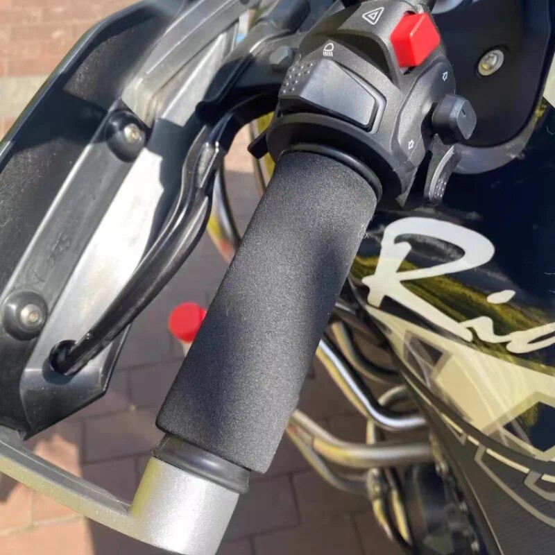 Motocikla roktura pārsegs, sūkļa roktura pārsegs, pārveidots, lai tas būtu neslīdošs, sviedrus absorbējošs, ūdensizturīgs un mīksts