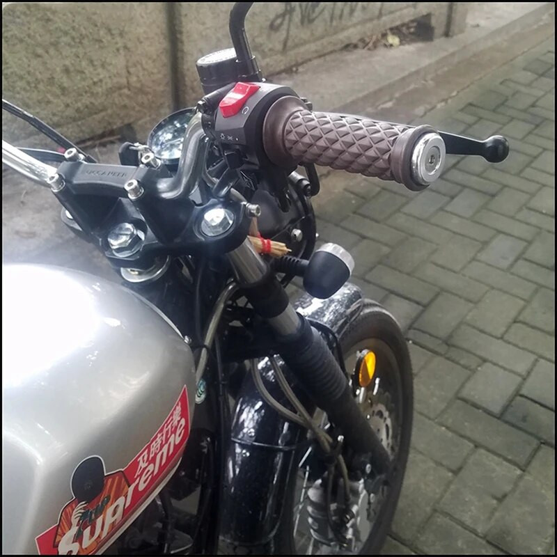 13,5-18 mm utólag beépíthető motorkerékpár univerzális alumínium ötvözet CNC kormány ezüst Balance blokk rúdvég sapkával, átmérő 22 mm