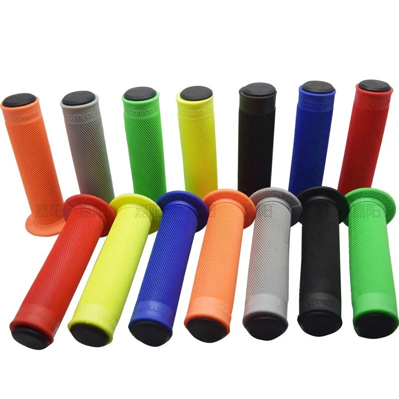 Pāris motocikla stūres rokturi Motociklu piederumi Gumijas motokrosa rokas stienis Nesagraujoša uzstādīšana 22 MM universāls