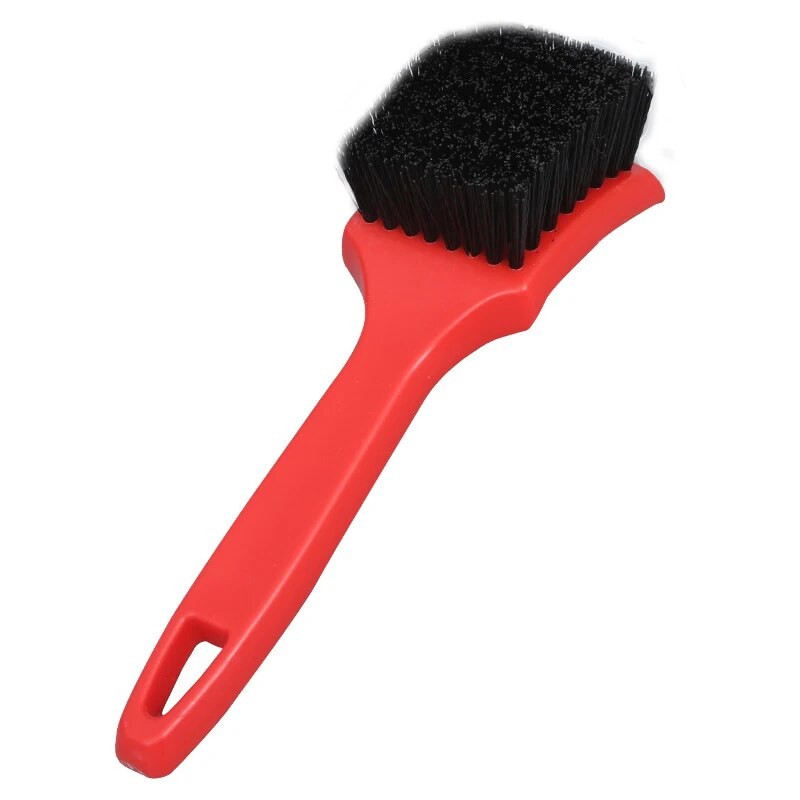 Punaste harjaste ja musta käepidemega autode rattaharja rehvipuhastusvahend mootorrataste autode puhastamiseks Carclean