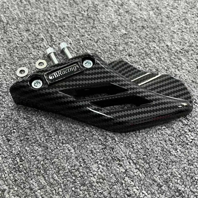 Oglekļa šķiedras apdruka GB sacīkšu motocikla universālais apakšējā ķēdes aizsargs, kas piemērots visu sēriju transportlīdzekļu modeļiem