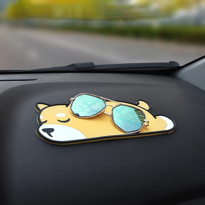 Automašīnas paneļa pretslīdēšanas paklājiņš multfilmas neslīdošs tālruņa paliktnis PVC paklājiņš, karstumizturīgs, mazgājams pretslīdēšanas paliktnis tālruņa atslēgas kartes turētājam