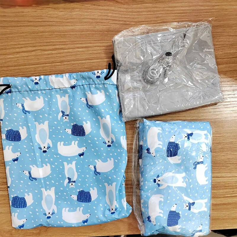 Ceļojuma guļamgulta zīdaiņiem vienā komplektā ietilpst auduma gulta un piepūšamā spilvena lāča formas dizains, kas piemērots lidmašīnām