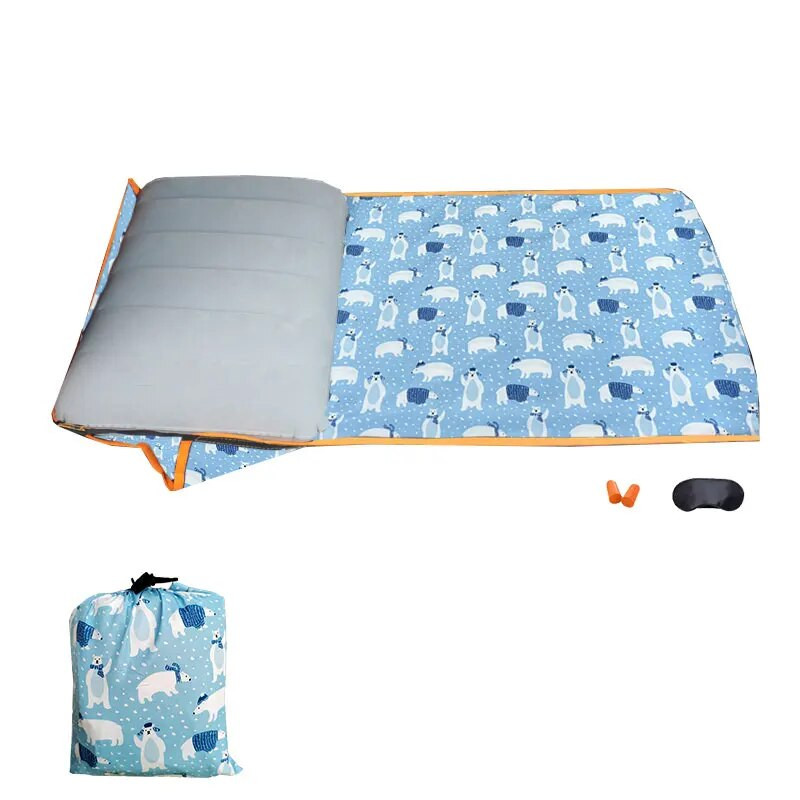 Ceļojuma guļamgulta zīdaiņiem vienā komplektā ietilpst auduma gulta un piepūšamā spilvena lāča formas dizains, kas piemērots lidmašīnām