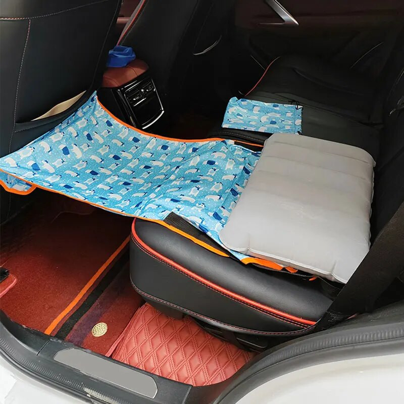 Ceļojuma guļamgulta zīdaiņiem vienā komplektā ietilpst auduma gulta un piepūšamā spilvena lāča formas dizains, kas piemērots lidmašīnām