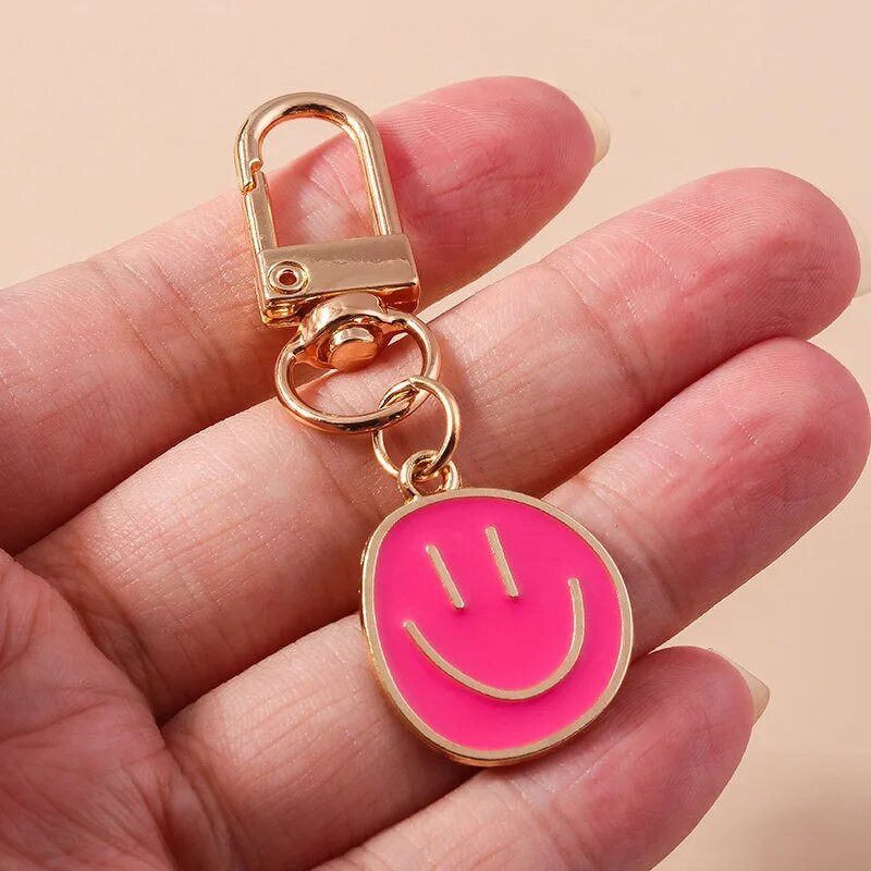 Armas naeratava näo võtmehoidja armas valge lilla kollane roosa sinine must emailiga metallist võtmehoidja koti aksessuaarid naistele