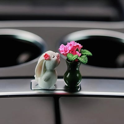 Χαριτωμένη διακόσμηση αυτοκινήτου Anime Bunny Smell Roses Action Figure Auto Κεντρική κονσόλα Στολίδια για γυναίκες Δώρα Αξεσουάρ αυτοκινήτου