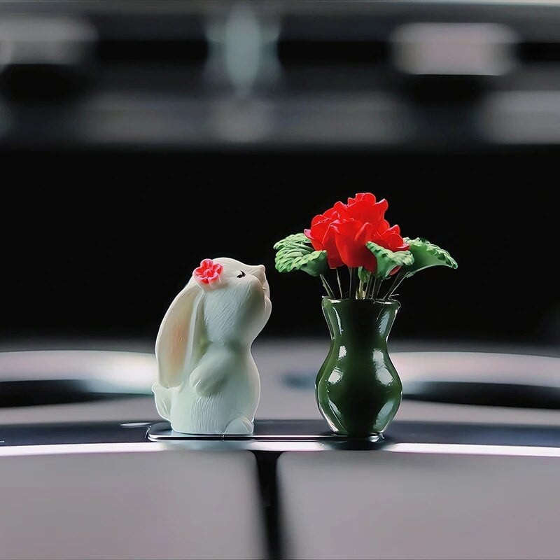 Χαριτωμένη διακόσμηση αυτοκινήτου Anime Bunny Smell Roses Action Figure Auto Κεντρική κονσόλα Στολίδια για γυναίκες Δώρα Αξεσουάρ αυτοκινήτου