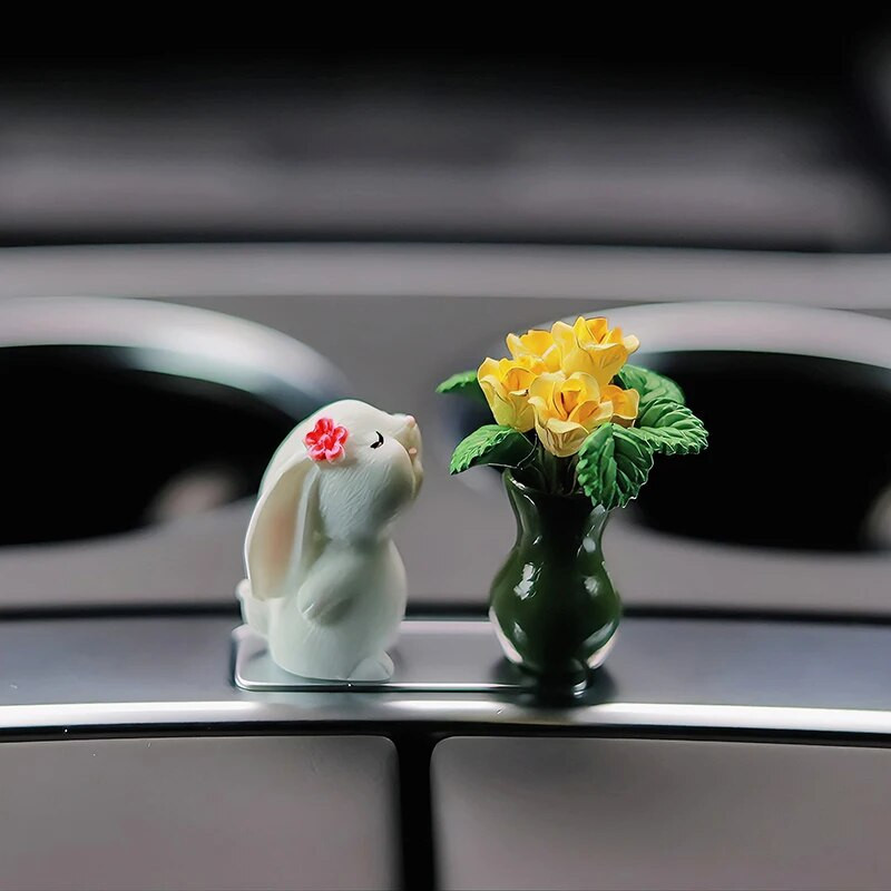 Χαριτωμένη διακόσμηση αυτοκινήτου Anime Bunny Smell Roses Action Figure Auto Κεντρική κονσόλα Στολίδια για γυναίκες Δώρα Αξεσουάρ αυτοκινήτου