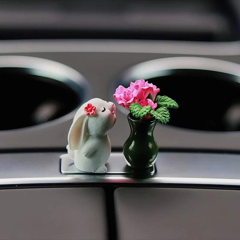 Χαριτωμένη διακόσμηση αυτοκινήτου Anime Bunny Smell Roses Action Figure Auto Κεντρική κονσόλα Στολίδια για γυναίκες Δώρα Αξεσουάρ αυτοκινήτου