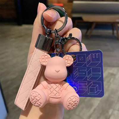 Kreatív bambusz szőtt medve autós kulcstartó medál aranyos rajzfilm ülő medve autós kulcstartó dekoráció ajándék nagykereskedelem