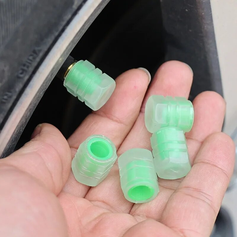 20/4PCS automašīnu gaismas riepas vārsta vāciņš Fluorescējoši nakts kvēlojošs dekors Motocikla riteņu sprausla Putekļu necaurlaidīgi riepas kāta kvēlojošie vāciņi
