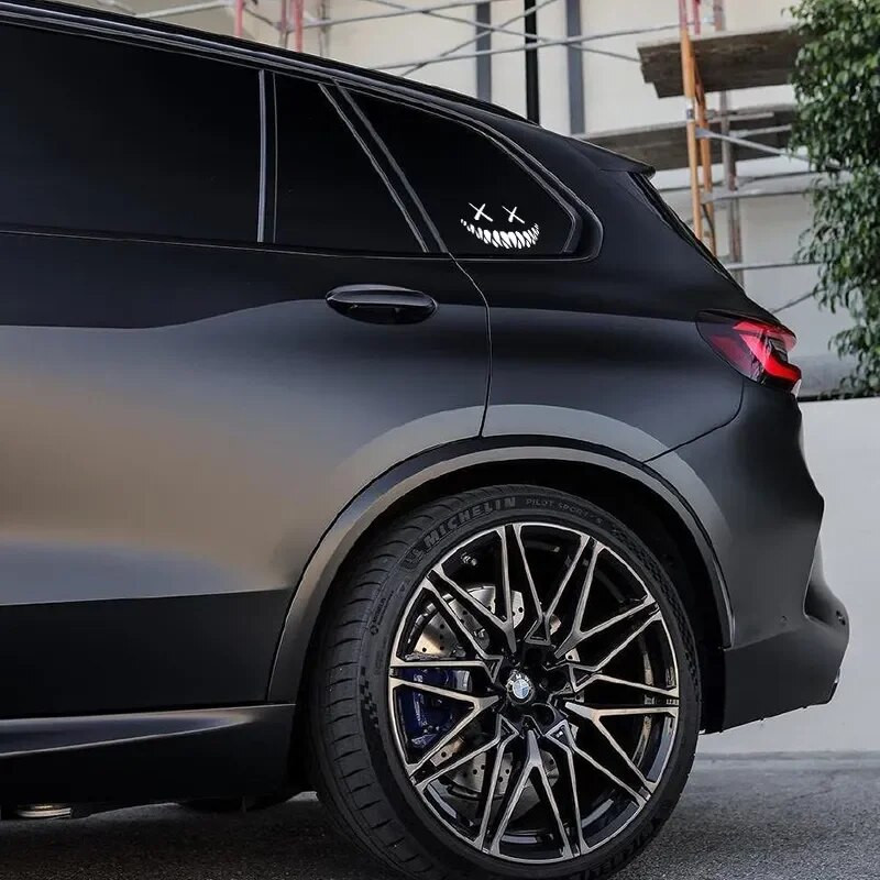 Démon mosolygó arcú autómatricák hátsó szélvédőhöz, hideg autó karosszériához vízálló dekorációhoz, bakelit matricák autóablakokhoz