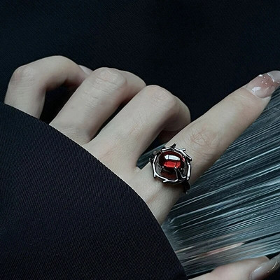 Ebaregulaarne vääriskivist sõrmus Esteetiline tüdrukule õõnes punasest kivist sõrmus naiste vedel õõnes sõrmus vanaaegsete ehete aksessuaarid