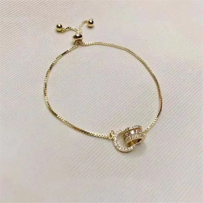 Moderns aplis, savienots zelta krāsā