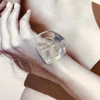 Vintage geomeetriline ruudukujuline valge musta värvi vaiguga suure sõrmega sõrmused naistele Moodne läbipaistev akrüülsõrmus paarile, hulgimüük