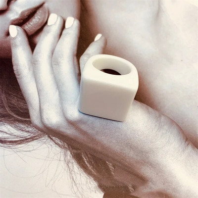 Vintage geomeetriline ruudukujuline valge musta värvi vaiguga suure sõrmega sõrmused naistele Moodne läbipaistev akrüülsõrmus paarile, hulgimüük