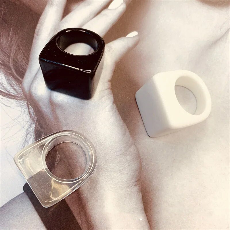 Vintage geomeetriline ruudukujuline valge musta värvi vaiguga suure sõrmega sõrmused naistele Moodne läbipaistev akrüülsõrmus paarile, hulgimüük