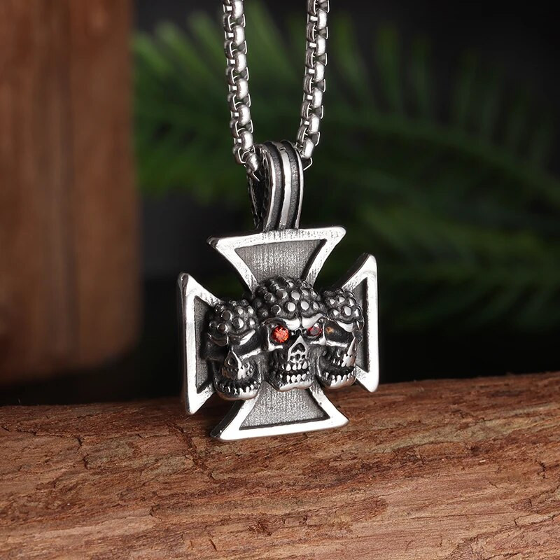 Gooti kolm koljuristi medali ripatsiga kaelakee, meeste mootorrattaga sõitmine, rokipeo eksortsismi ehted