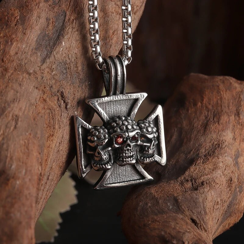 Gooti kolm koljuristi medali ripatsiga kaelakee, meeste mootorrattaga sõitmine, rokipeo eksortsismi ehted