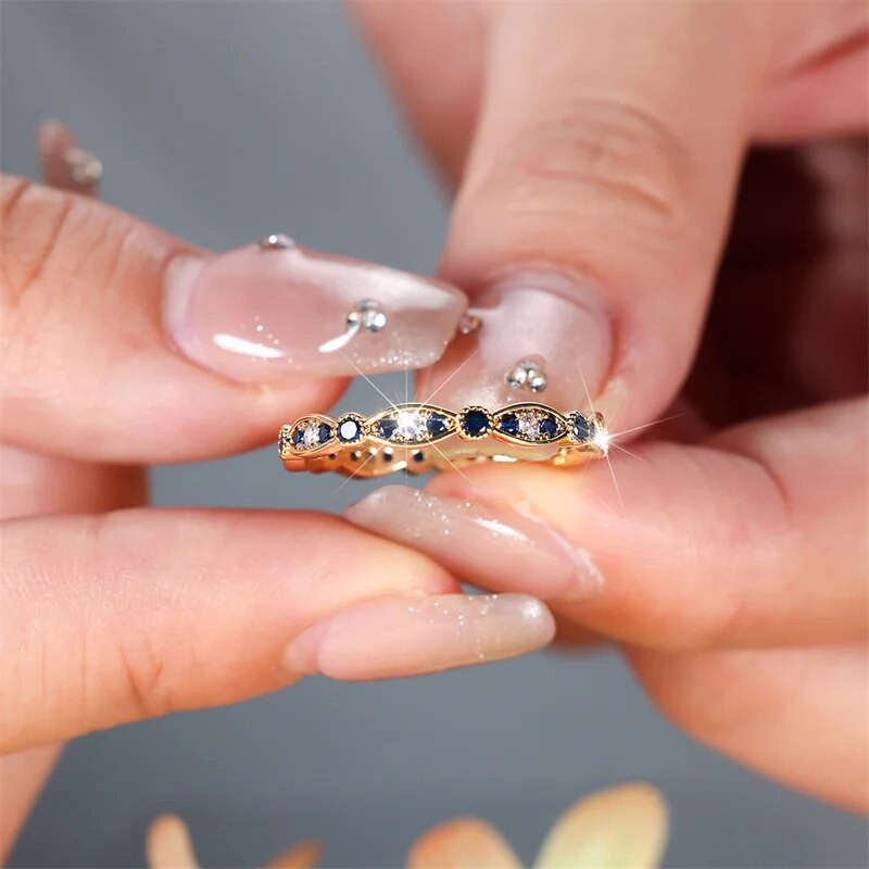 Delikatno sićušno, tanko prstenje od složenog kraljevsko plavog kamena za žene zlatne boje, bijeli cirkon, vjenčane burme, ženski nakit za dnevne zabave CZ