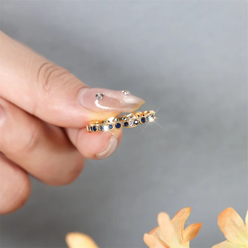 Delikatno sićušno, tanko prstenje od složenog kraljevsko plavog kamena za žene zlatne boje, bijeli cirkon, vjenčane burme, ženski nakit za dnevne zabave CZ