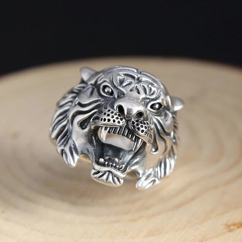 Tai hõbedane käsitöö liialdab domineeriva tiigripeaga meeste sõrmused vintage mood punk stiil Kvaliteetne banketi ehted