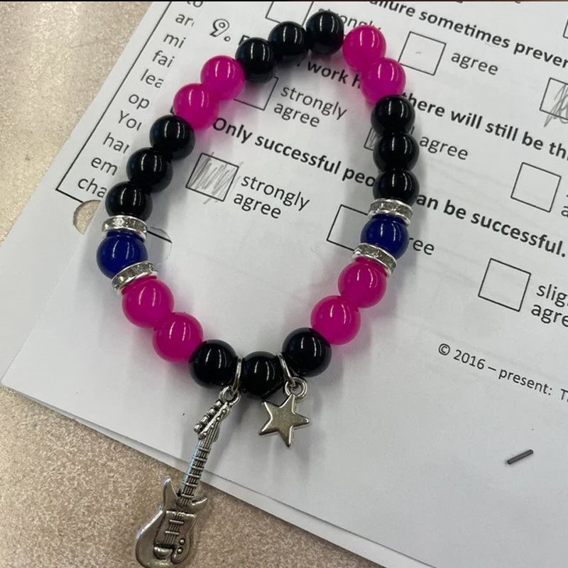 2tk/komplekt Moepaar helmed Käevõru Televiisor Tüdrukutele sobivad käevõrud, kes tõesti hoolivad Albumist inspireeritud käevõrud Sõbrad Ehted Kingitus