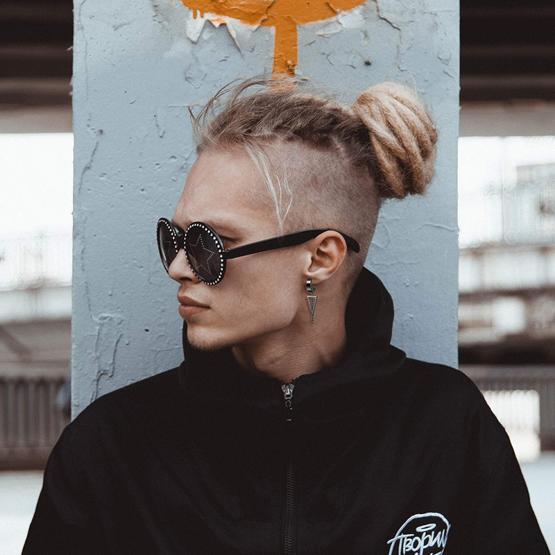 1 paari roostevabast terasest rippuvad kolmnurkkõrvarõngad meestele naistele geomeetrilised punk-kpop Huggie hingedega kõrvarõngad