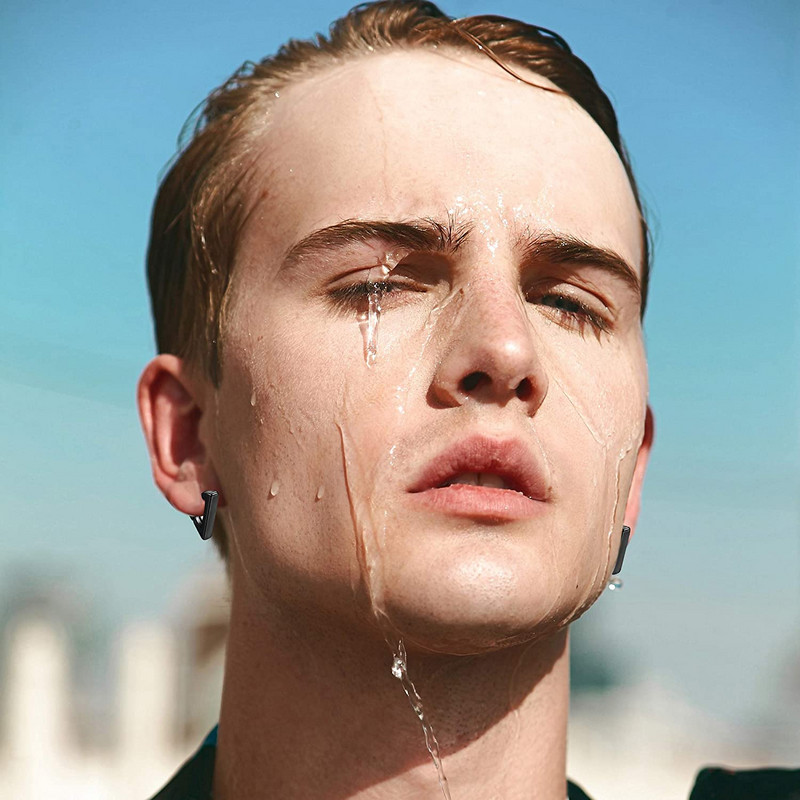 1 paari roostevabast terasest rippuvad kolmnurkkõrvarõngad meestele naistele geomeetrilised punk-kpop Huggie hingedega kõrvarõngad