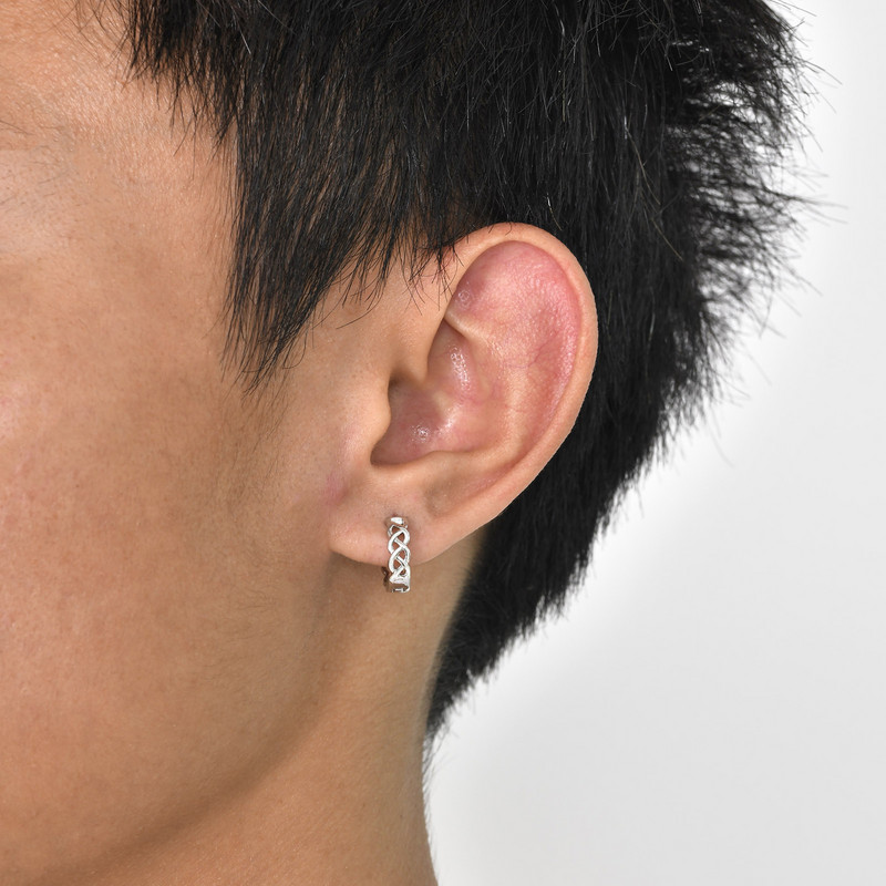 Mprainbow divatos szövött karikafülbevaló férfiaknak fiúknak, ezüst színű kis fém üreges fülbevaló, egyszerű ékszerajándék