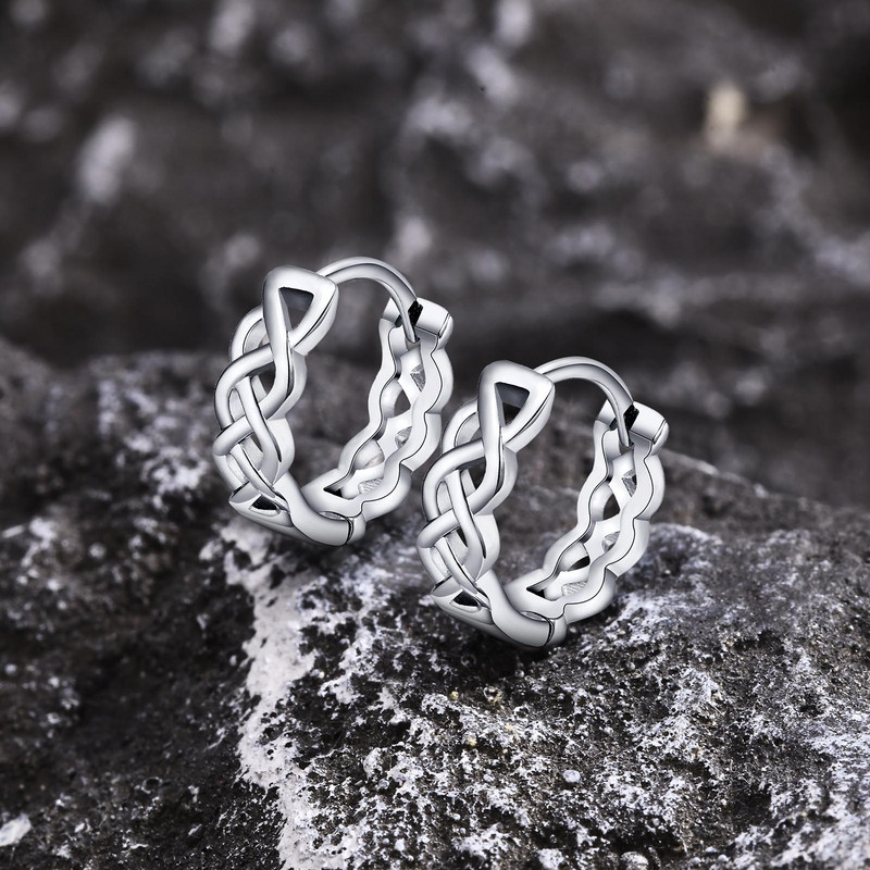 Mprainbow divatos szövött karikafülbevaló férfiaknak fiúknak, ezüst színű kis fém üreges fülbevaló, egyszerű ékszerajándék
