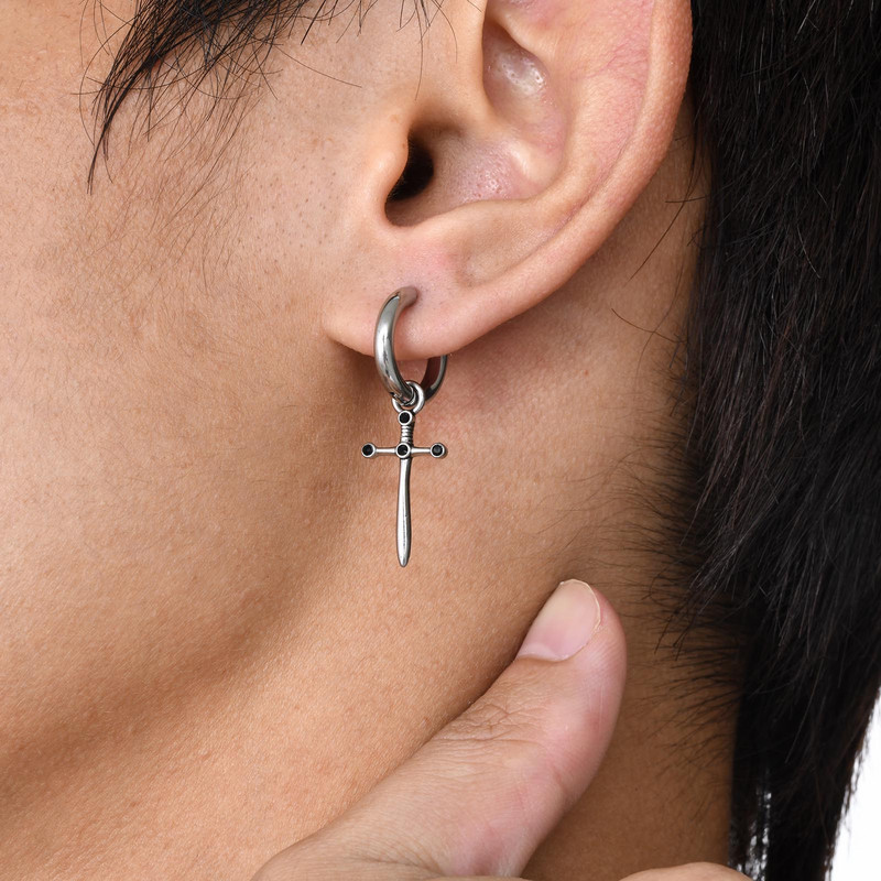 Férfi keresztes fülbevaló lógó csuklós, vízálló rozsdamentes acél kereszt karika Huggie fülbevaló fekete kő ékszerrel