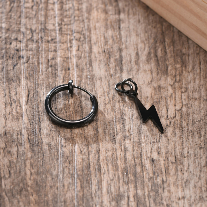 Mustad välgunooliga Huggie Hoop kõrvarõngad, roostevabast terasest välgukõrvarõngad
