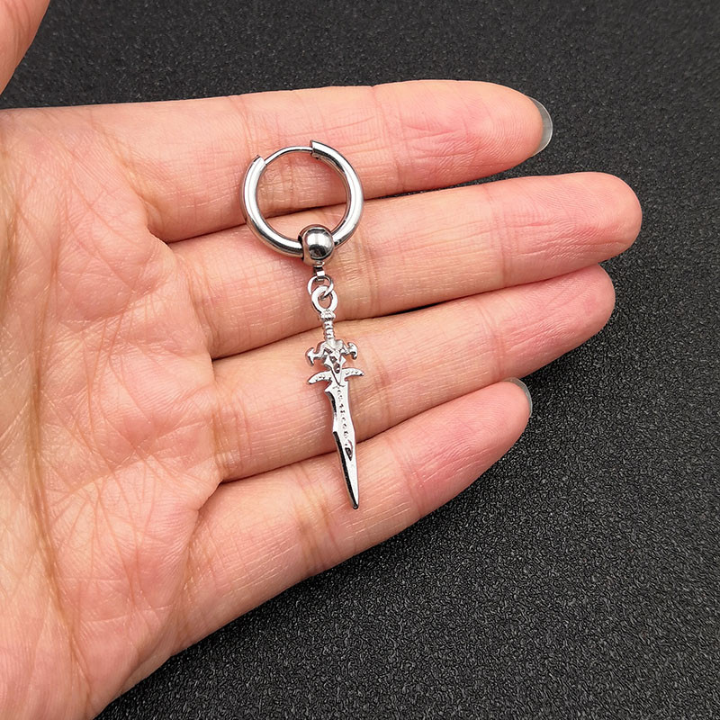 Új Koreai KPOP fiúk fekete rozsdamentes acél fülbevaló kard keresztekkel függő fülcsipesz lányoknak, nőknek, férfiaknak, parti ajándék