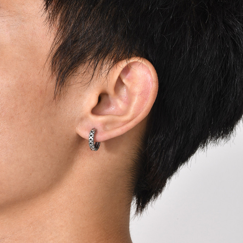 Vnox stilīgi ķēdes stīpas Huggie auskari vīriešiem zēniem, pret alerģiju nerūsējošā tērauda hiphopa apaļie auskari dāvanas draugam BFF