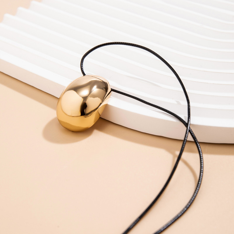 Pikk pitsiline köiskett sileda ellipsoidse ripatsiga kaelakeega naistele Elegantsed naiste aksessuaarid kaelas 2024. aasta moeehted