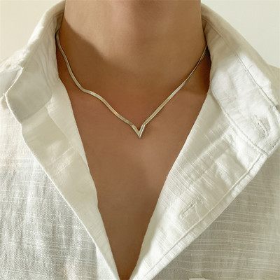 Vintažinis paprastas plokščias gyvatės raktikaulio kaklo karoliai vyrams, kūrybingi V formos pakabukas Choker papuošalai aksesuarai steampunk vyrams
