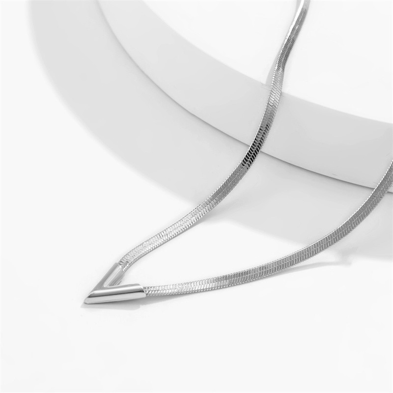 Vintažinis paprastas plokščias gyvatės raktikaulio kaklo karoliai vyrams, kūrybingi V formos pakabukas Choker papuošalai aksesuarai steampunk vyrams