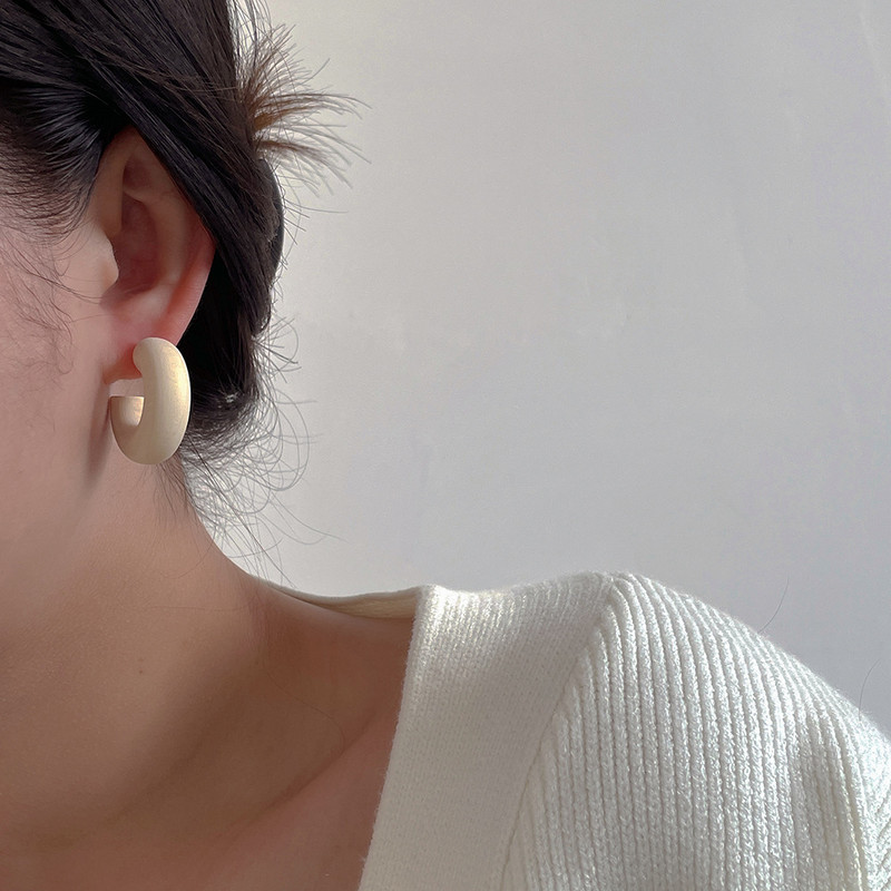 Lifefontier Bohemian Beež puidust C-tüüpi rõngaskõrvarõngas naistele Käsitsi valmistatud puidust ümmargune ringkiri Statement kõrvarõngas peoehted 2023