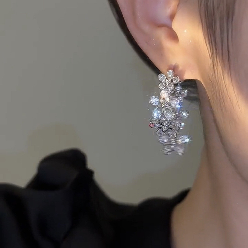 Moteriška vasariška prabanga ir nišinis dizainas su cirkonio gėlių auskarais prieš ir po