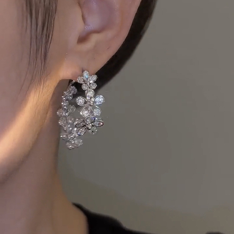 Moteriška vasariška prabanga ir nišinis dizainas su cirkonio gėlių auskarais prieš ir po