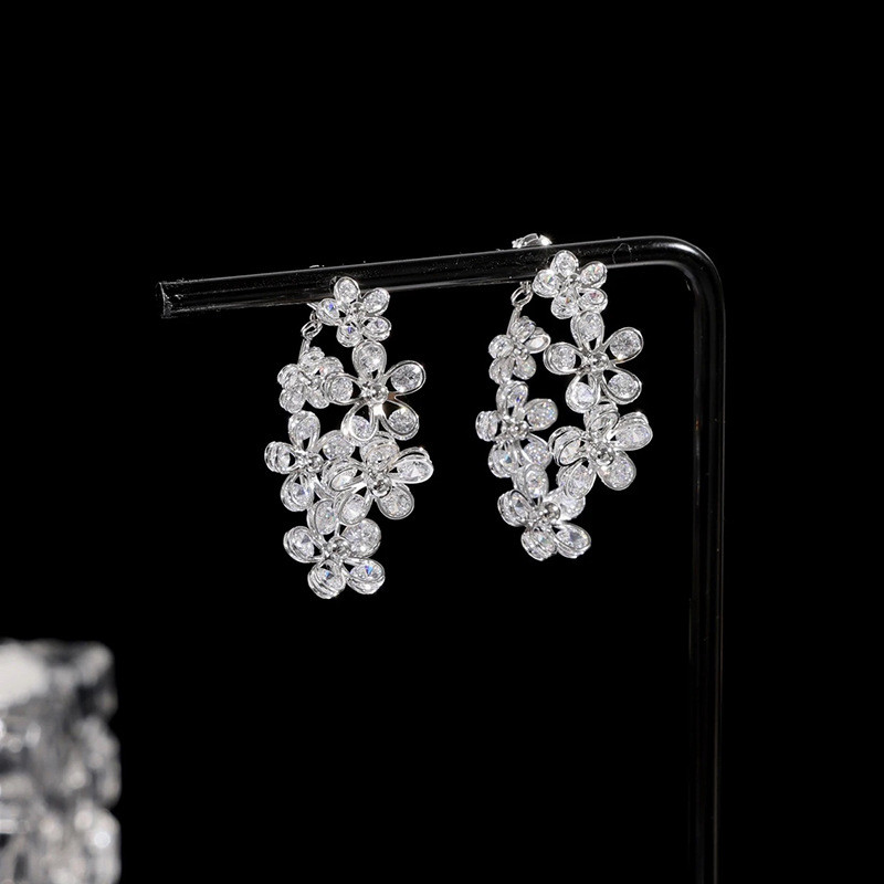 Moteriška vasariška prabanga ir nišinis dizainas su cirkonio gėlių auskarais prieš ir po