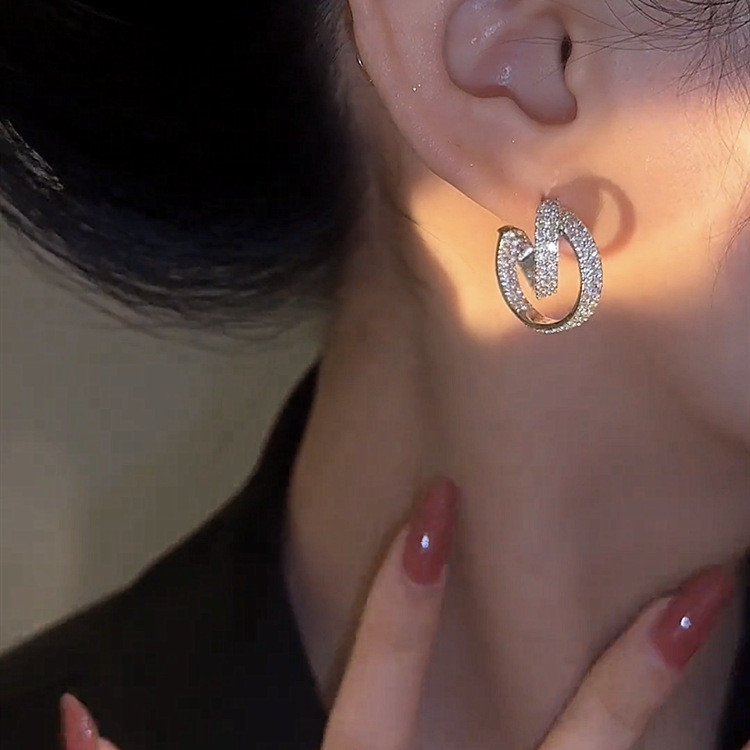 Aukštos kokybės kryžminiai C formos žiedo auskarai su mikro inkrustacija cirkonio nišinio gyvatės žiedo auskarai