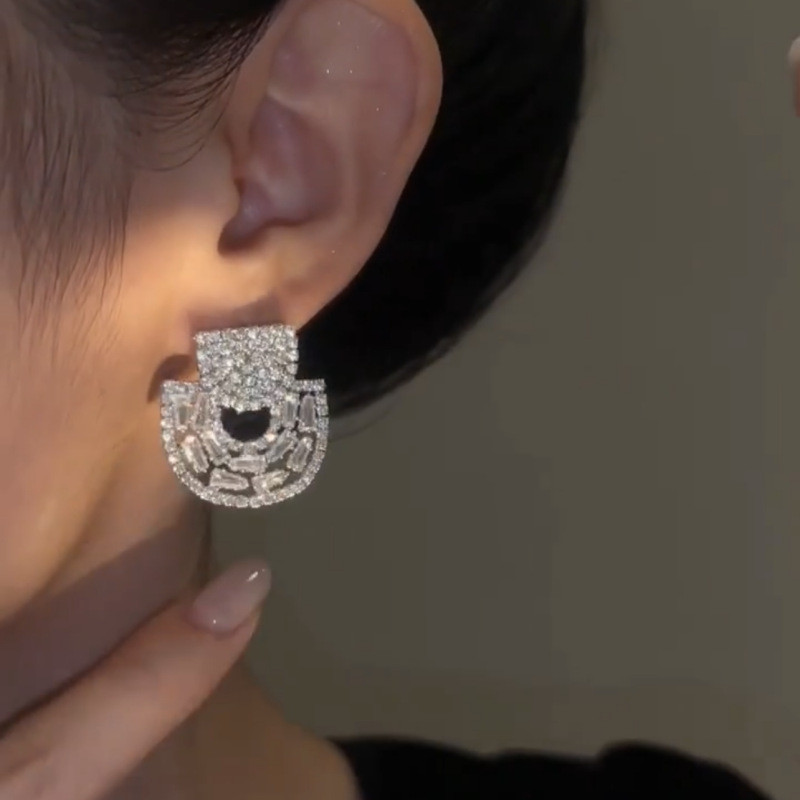 Aukštos kokybės geometriniai pusapvaliai auskarai su unikaliu temperamentu, kupini deimantų ir prabangių auskarų