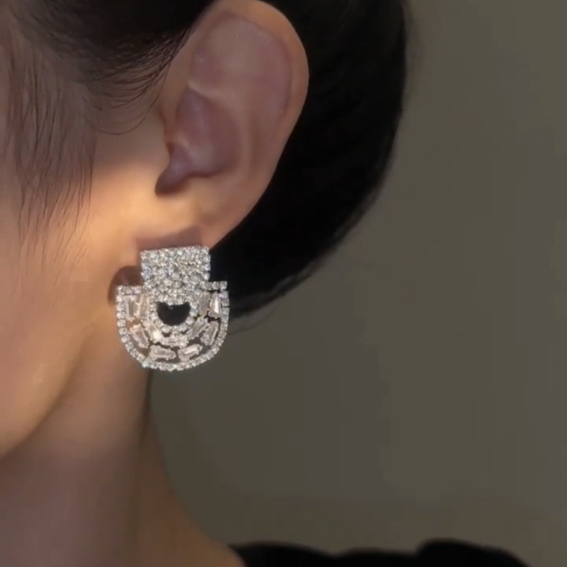 Aukštos kokybės geometriniai pusapvaliai auskarai su unikaliu temperamentu, kupini deimantų ir prabangių auskarų