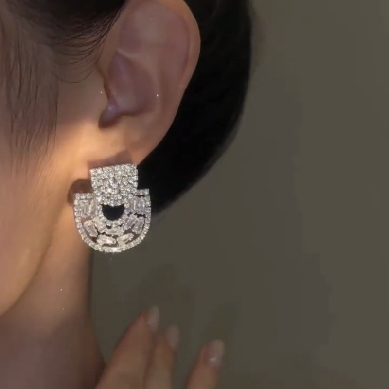 Aukštos kokybės geometriniai pusapvaliai auskarai su unikaliu temperamentu, kupini deimantų ir prabangių auskarų